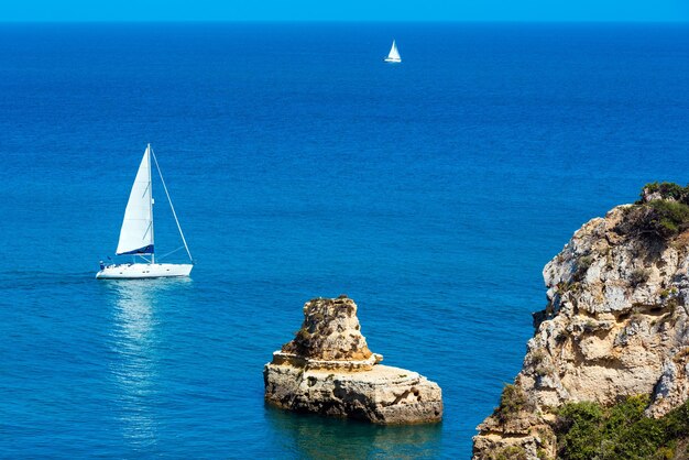 Twee zeilboten in zee. Bovenaanzicht vanaf de kust (Ponta da Piedade, Algarve, Portugal).