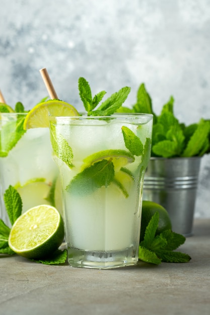 Twee zelfgemaakte mojito cocktail met limoen