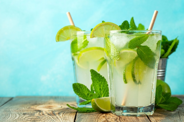 Twee zelfgemaakte mojito cocktail met limoen