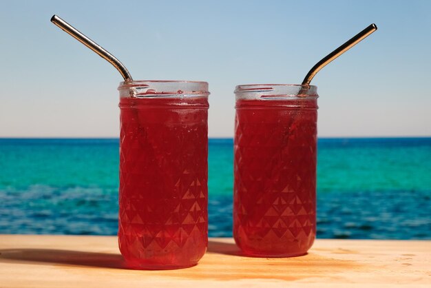 Twee zomerse bessencocktails op het strand