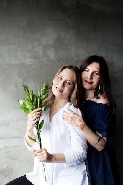 Twee zussen, meisjes zusjes omhelzen elkaar, familie