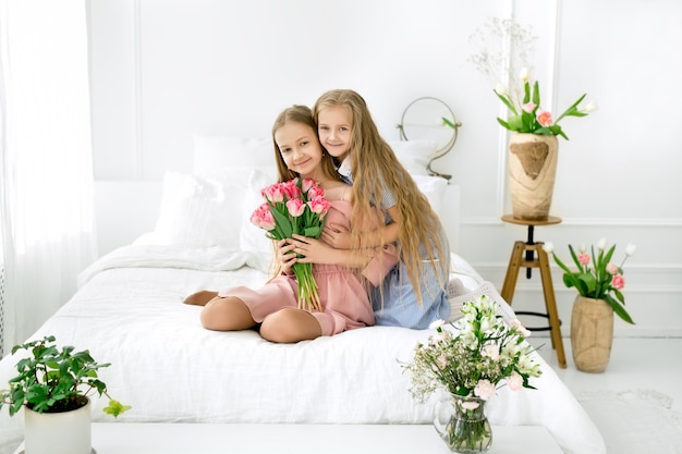 Twee zussen met een boeket bloemen op de kinderdag van de bedwereld