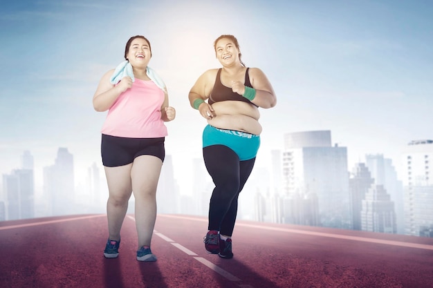 Twee zwaarlijvige vrouwen joggen samen buiten