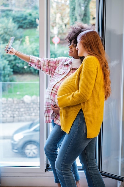 Twee zwangere vrienden die een selfie maken als er nog een paar weken over zijn om hun kinderen te krijgen Concept moederschap geboorte kinderen