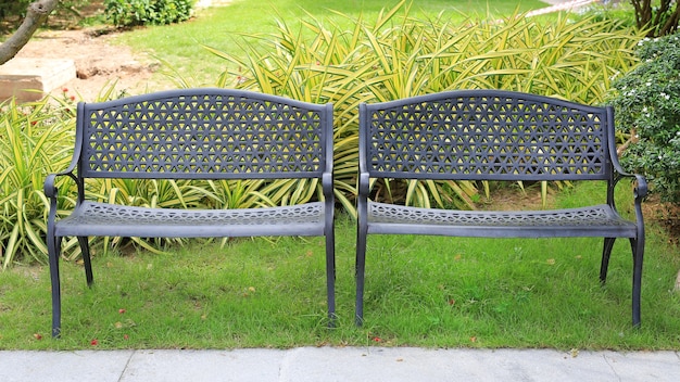 Twee zwart metalen stoelen in de tuin