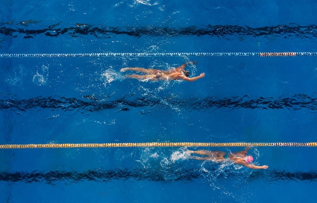 Twee zwemmers trainen in een bovenaanzicht van het buitenzwembad