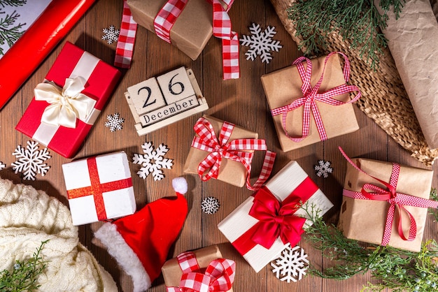 Tweede Kerstdag verkoop seizoenspromotie achtergrond Diverse cadeautjes geschenkdoos met lint met inscriptie frame Tweede Kerstdag blok houten kalender inpakpapier vakantiepapier Kerst decor linten