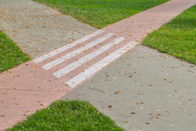 Tweekleurig stenen pad voor voetgangers met zitplaatsen