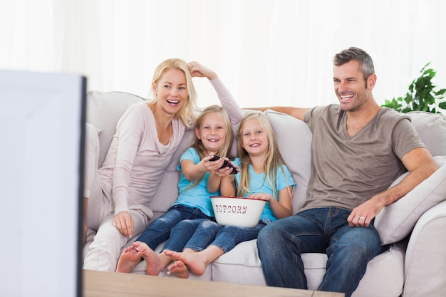 Tweeling en ouders televisie kijken