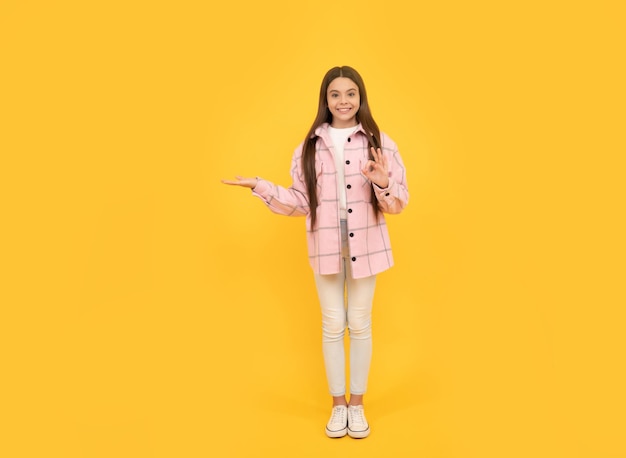 Tween kind in geruit overhemd met productadvertentie schoonheid en mode nieuwste trend