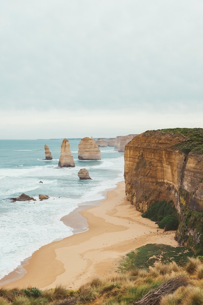 Photo the twelve apostles is the famous place in great ocean road in victoria, australia.