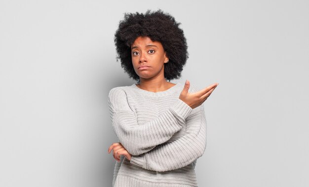 Twijfelachtige jonge mooie zwarte vrouw