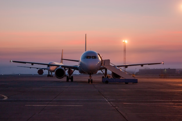 공항 앞치마에 황혼