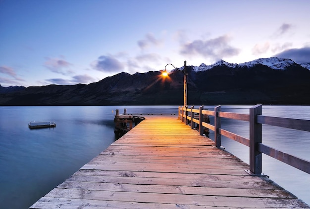グレノーキー桟橋の夕暮れ クイーンズタウン ニュージーランド
