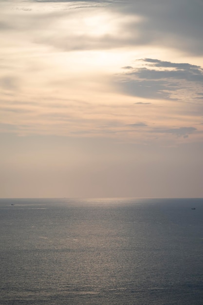 Twilight Golden time in the sea view of Phrom Thep Cape de tropische zee zonsondergang periode schilderachtig punt van Phuket Island The Pearl of the Andaman SeaThailand populair voor toeristen in de wereld