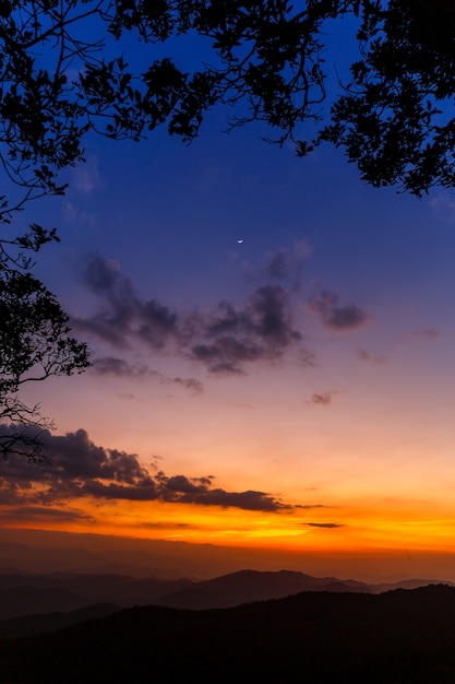 Twilight hemel met donkere wolk bij zonsondergang