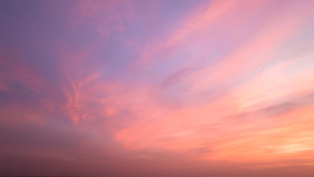 Twilight hemel met effect van lichte pastelkleur Kleurrijke zonsondergang van zachte wolken voor achtergrond abstrac concept