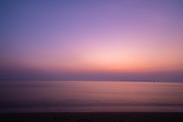 熱帯のビーチの夕暮れの明るい朝の日の出