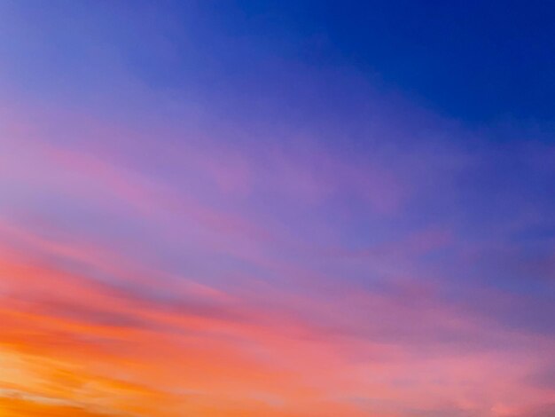 夕暮れの自然空と巻雲