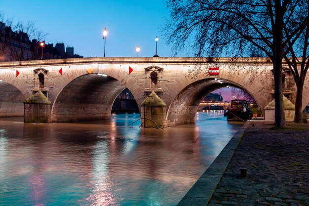 Photo twilight scene from paris seine river with fantastic colors during sunset