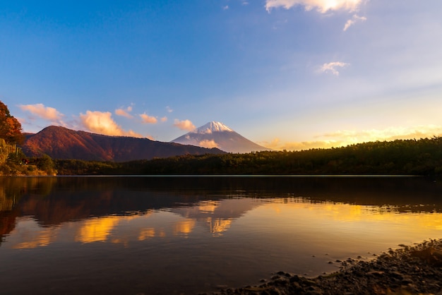 Paesaggio crepuscolare del lago saiko e montagna fuji durante l'autunno in giappone