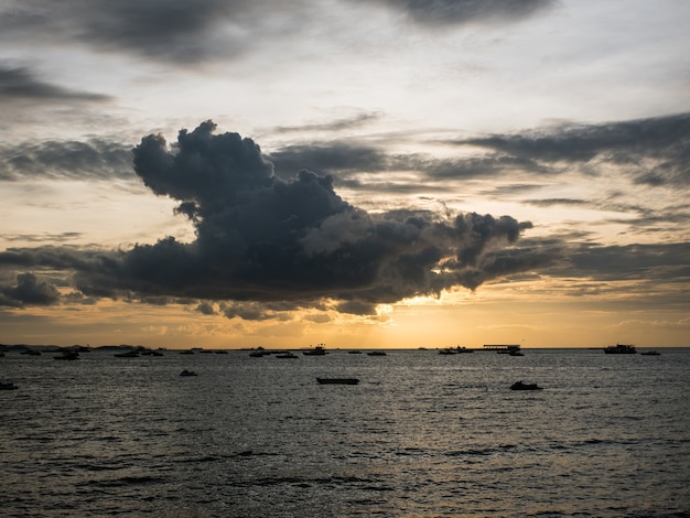 夕暮れの海。