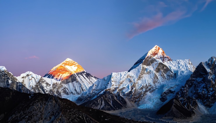 Photo twilight sky over mount everest nuptse lhotse and makalu