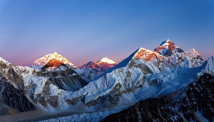 Photo twilight sky over mount everest nuptse lhotse and makalu