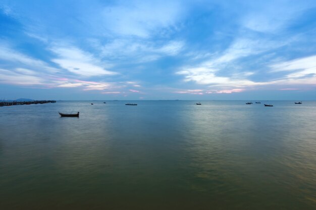 タイの熱帯海岸の夕暮れの空と海。