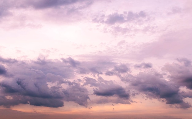 雲の背景と夕暮れの空