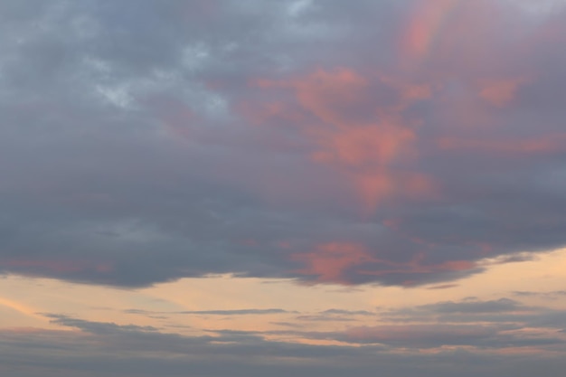 夕暮れの雲と夕焼けの空