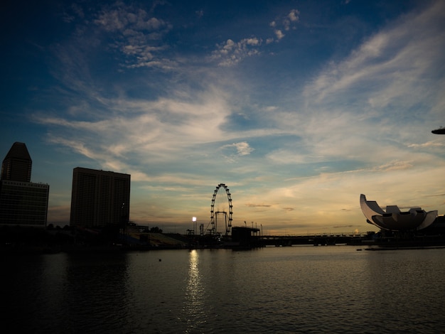 Photo twilight time near the river of singapore