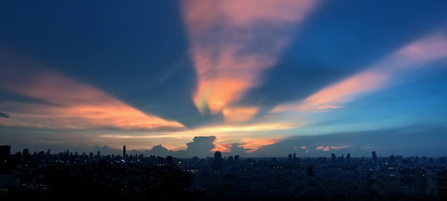 夜の街の夕暮れ時