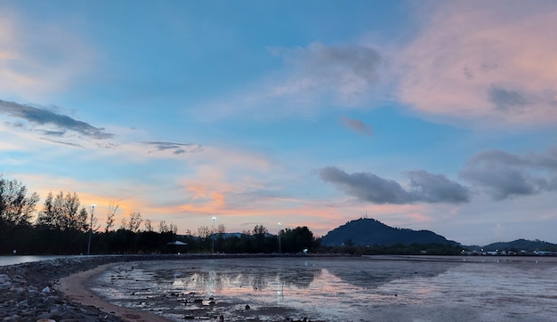 사진 썰물이 있는 공원 해변에서 황혼의 일몰, 썰물 해변에서 황혼의 하늘 반사. sapanhin phuket 태국