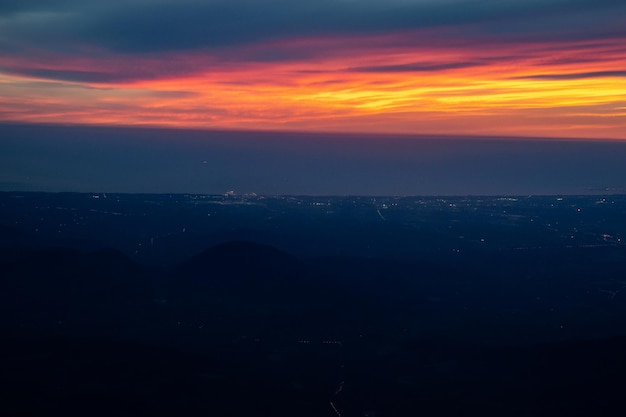 Twilight to Night vanuit de jet-view rood oranje blauwe hemel met het licht van Thailand stad hieronder