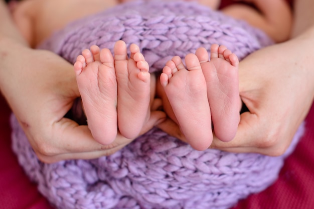 Twin babies feet 