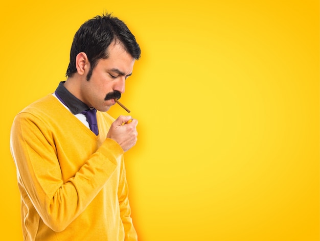 Photo twin brothers smoking  on colorful background
