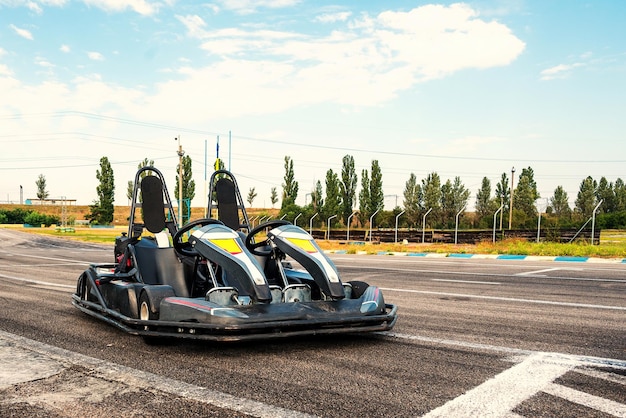 Twin go kart racen voor twee op een racebaan op een heldere zonnige dag