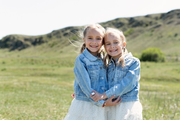 Фото Две сестры веселятся на поле