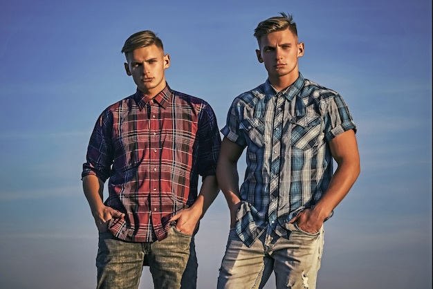 Twins man outdoor vrijheid en ondersteuning concept