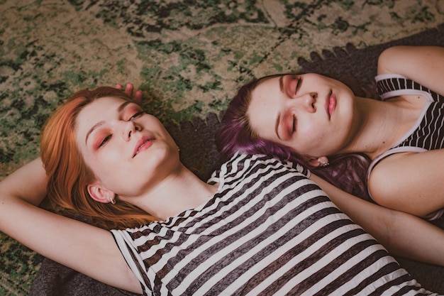 Photo twins in striped tshirts lie