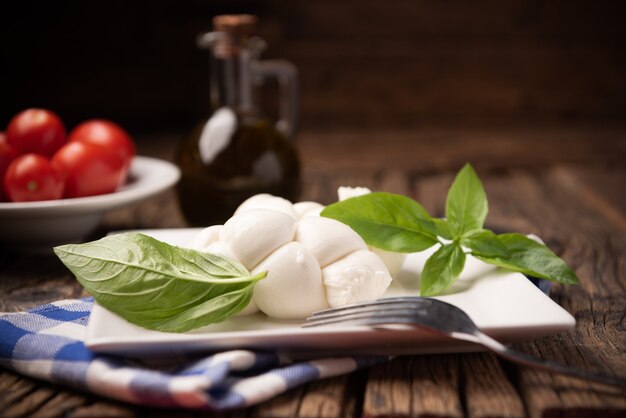 Foto mozzarella treccia fresca italiana ritorta. primo piano di formaggio morbido italiano