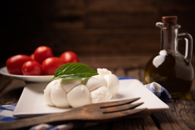 Foto mozzarella treccia fresca italiana ritorta. primo piano di formaggio morbido italiano