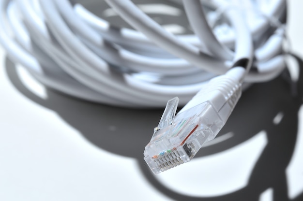 Foto twisted lan-draad met connector rj 45. close-up.