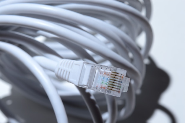 커넥터 rj 45가 있는 꼬인 Lan 와이어. 클로즈업.