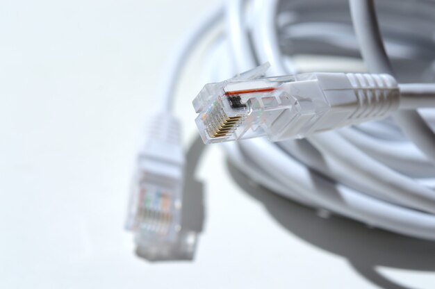 커넥터 rj 45가 있는 꼬인 Lan 와이어. 클로즈업.