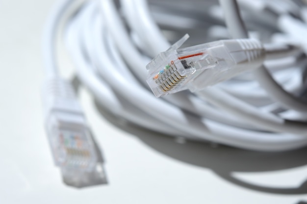 커넥터 rj 45가 있는 꼬인 Lan 와이어. 클로즈업.