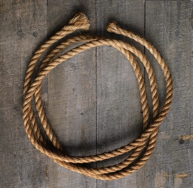 Twisted marine touw op oude houten tafelblad weergave kopie ruimte