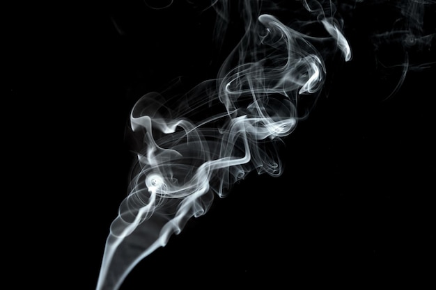 黒の背景に煙の煙の動きのねじれたプルーム抽象的な煙の線