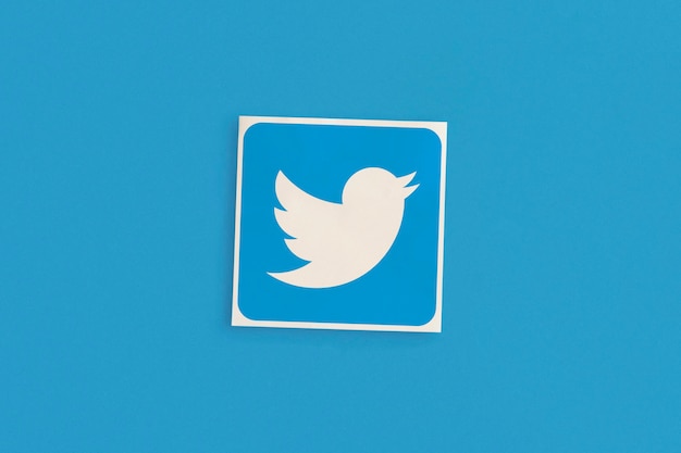 Twitter-logo op een roze achtergrond